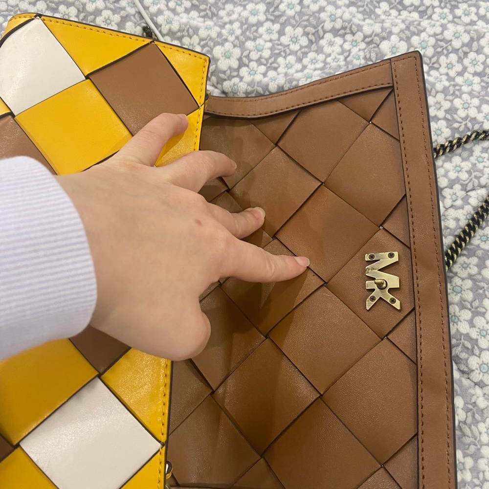 Michael Kors Mott Clutch in leather with silver-tone hardware. - Picture 5 of 7